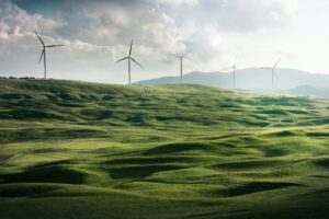 Imagen de un paisaje verde con turbinas eólicas